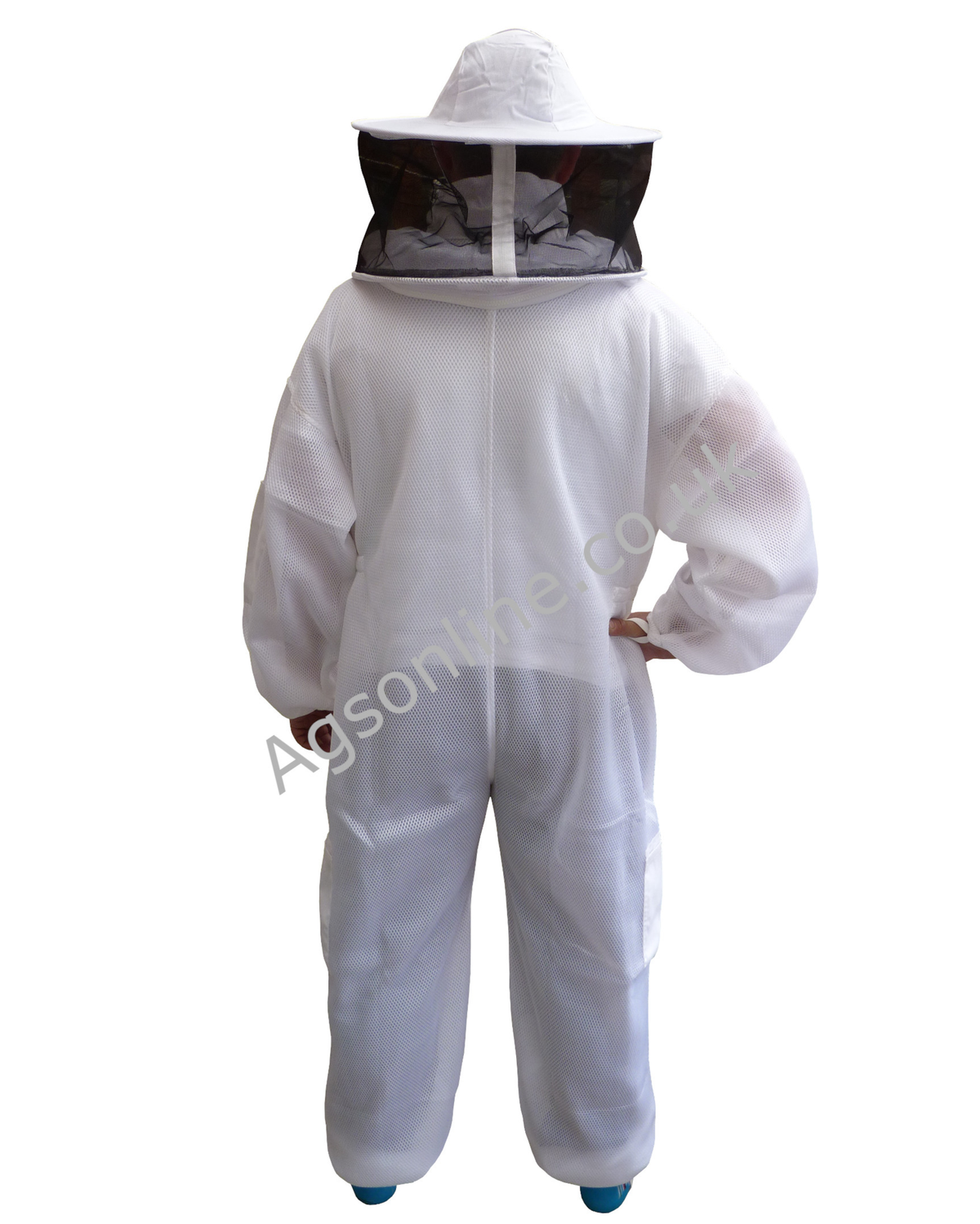 model in Witte ApiAir air mesh Imkerpak met ronde kap, hands on hips
