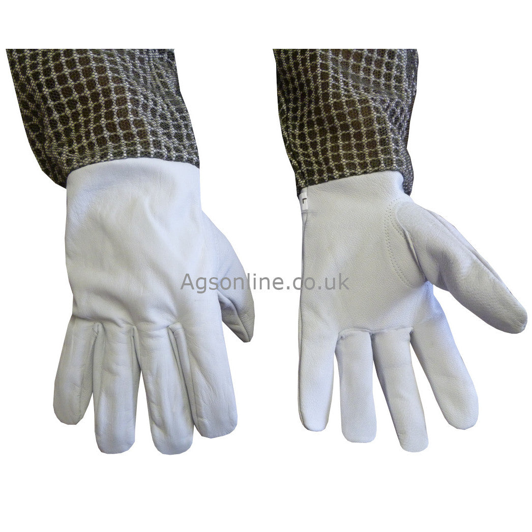 Hands wearing Gants d'apiculteur en cuir with Verte ventilé cuffs