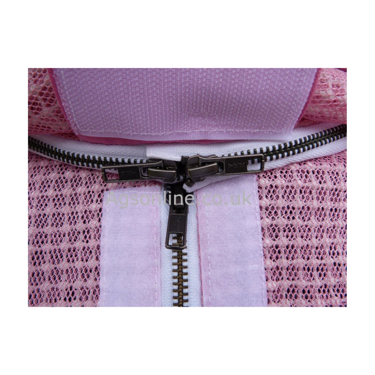 Nahaufnahme von Metallreißverschlüsse and hook-and-loop flap on Rosa 3-Lagen- Imkeranzug