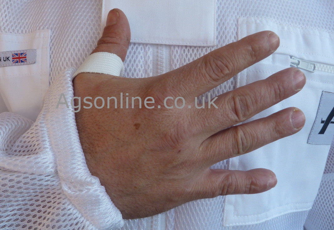 Thumb-loop cuff and chest pocket on Blanco ApiAir air mesh Traje de apicultor