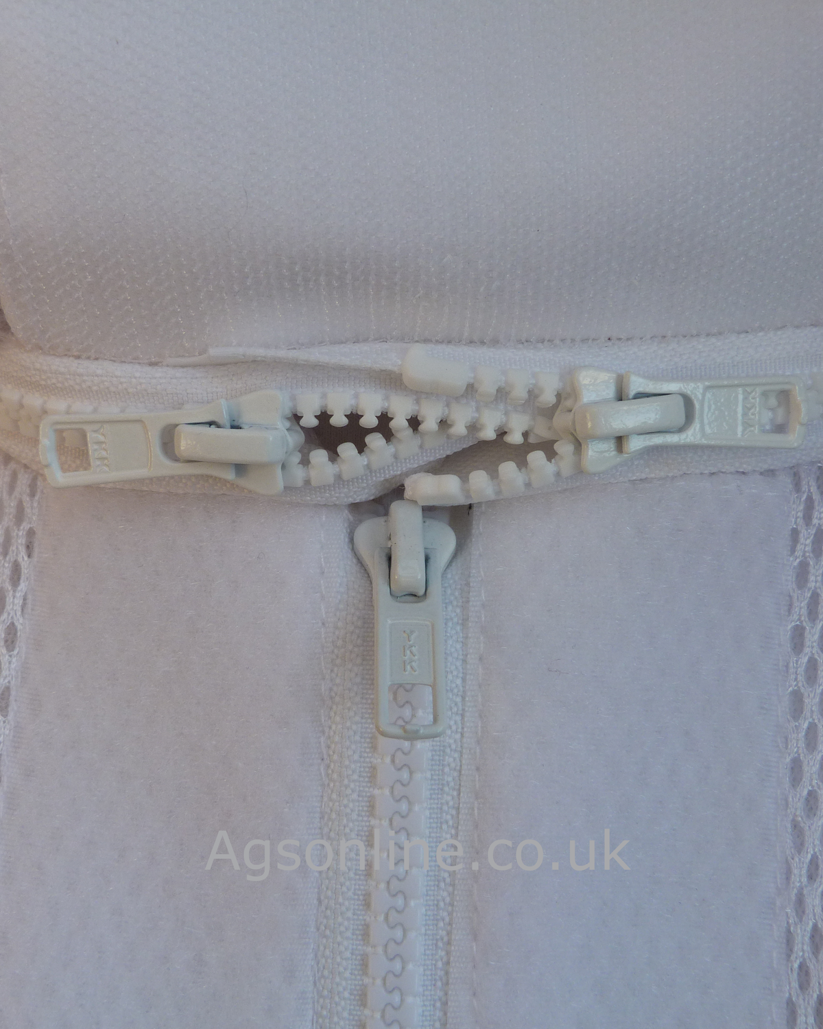 Primer plano de double zip on Blanco ApiAir air mesh Traje de apicultor