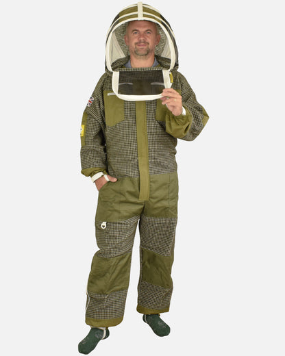 Man wearing Verde PRO 3 strati ventilato Tuta da apicoltore con maschera a scherma