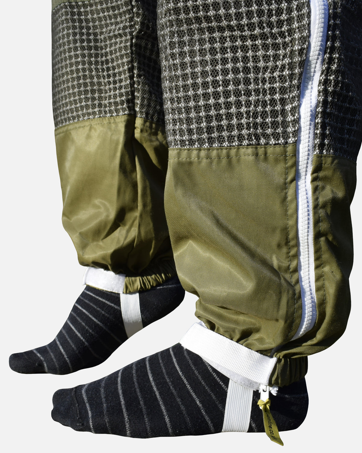 Elasticated ankles with foot stirrups on Verde PRO ventilato Tuta da apicoltura