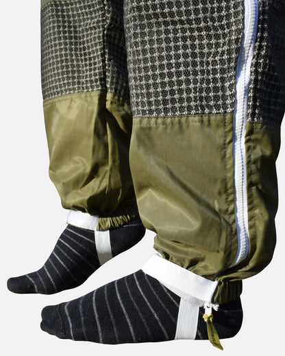 Elasticated ankles with foot stirrups on Verde PRO ventilato Tuta da apicoltura