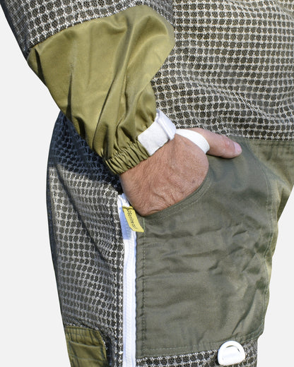Hand in pocket with thumb loop on Verde PRO ventilato Tuta da apicoltore