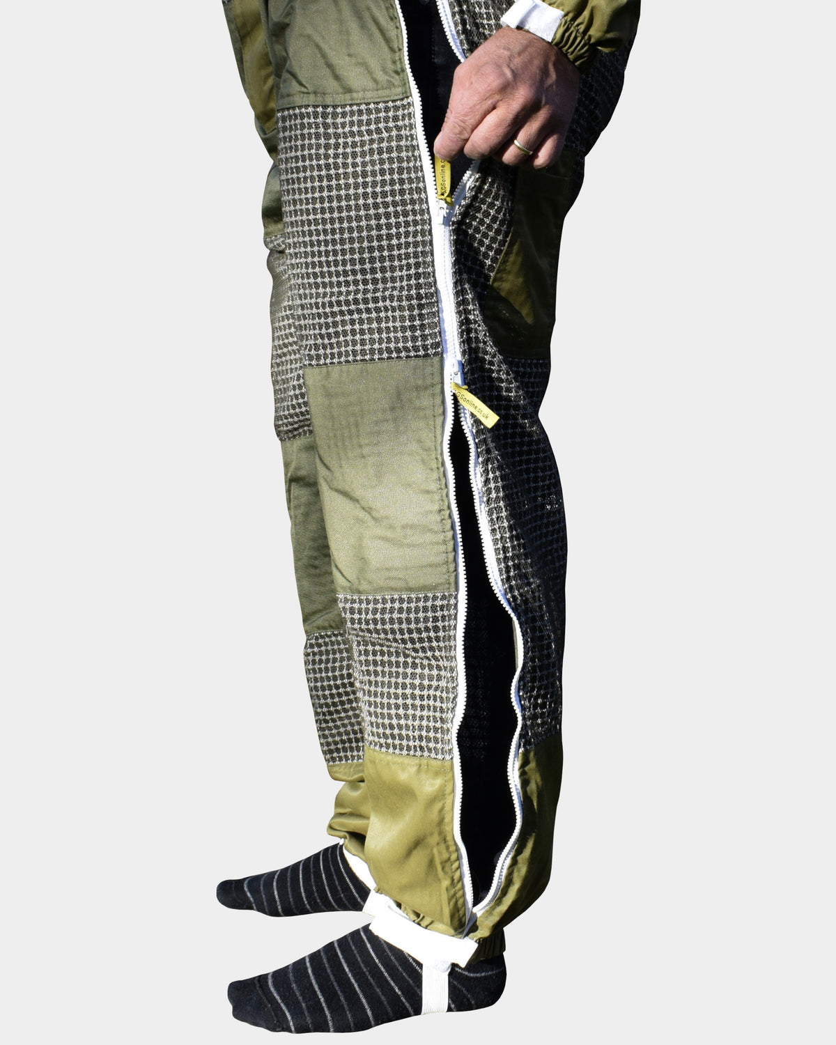 Full-length leg zip opened on Verde PRO ventilato Tuta da apicoltura
