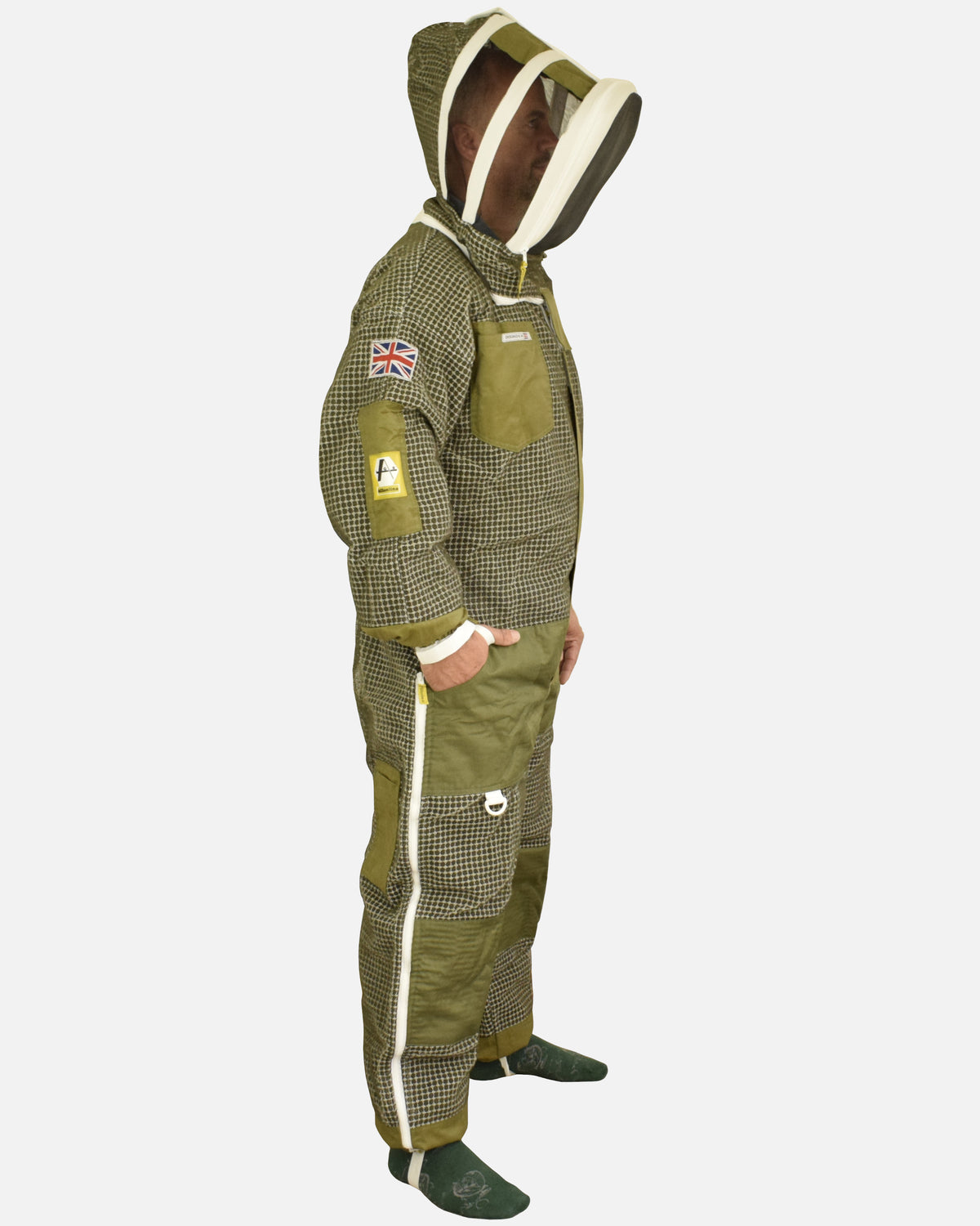 Vista laterale di man in Verde PRO ventilato Tuta da apicoltura con maschera a scherma