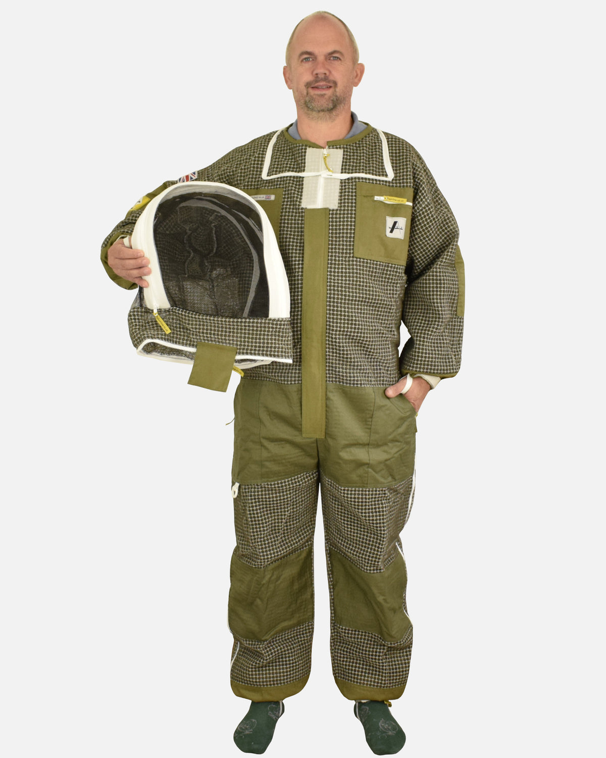Man in Verde PRO ventilato Tuta da apicoltura holding detached velo fencing