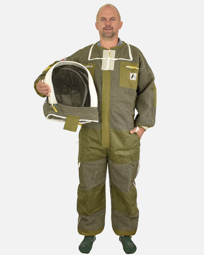 Man in Verde PRO ventilato Tuta da apicoltura holding detached velo fencing