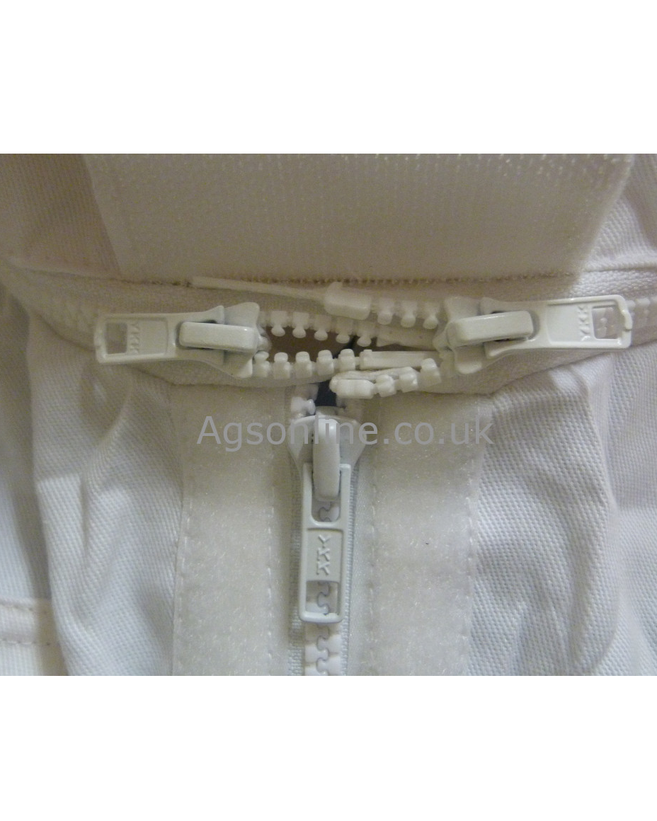 Primer plano de double zip on Blanco infantil algodón Traje de apicultura