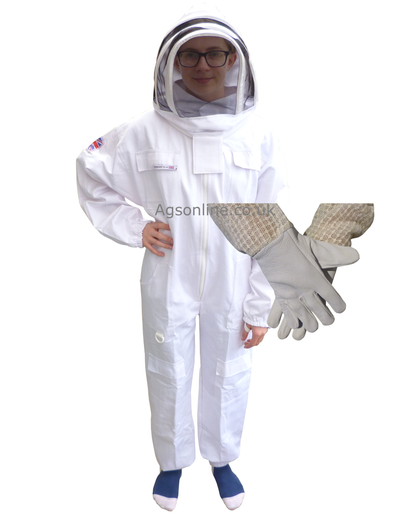Child in Weißer Kinder- Baumwoll Imkeranzug mit Fechthaube, holding gloves