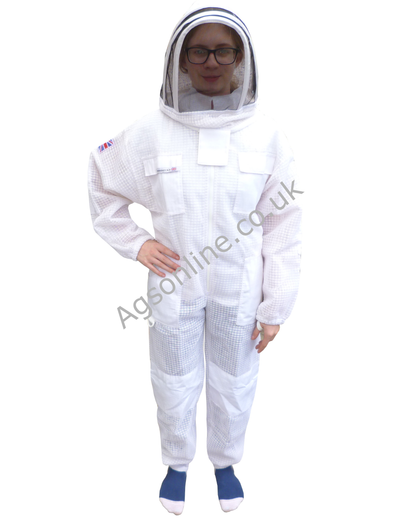 Child in Blanche pour enfants 3 couches Combinaison d'apiculture avec voile d'escrime, hands on hips