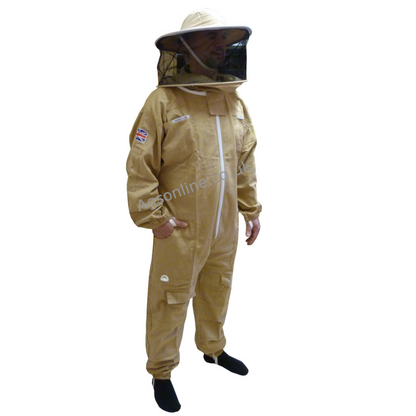Vista a tre quarti di modello in Oliva cotone tuta da apicoltore con maschera rotonda