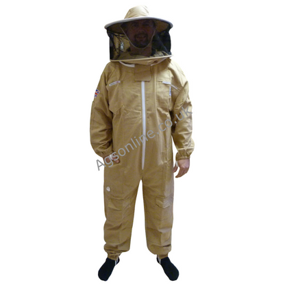 Vista frontal de Oliva algodón traje de apicultor con careta redonda