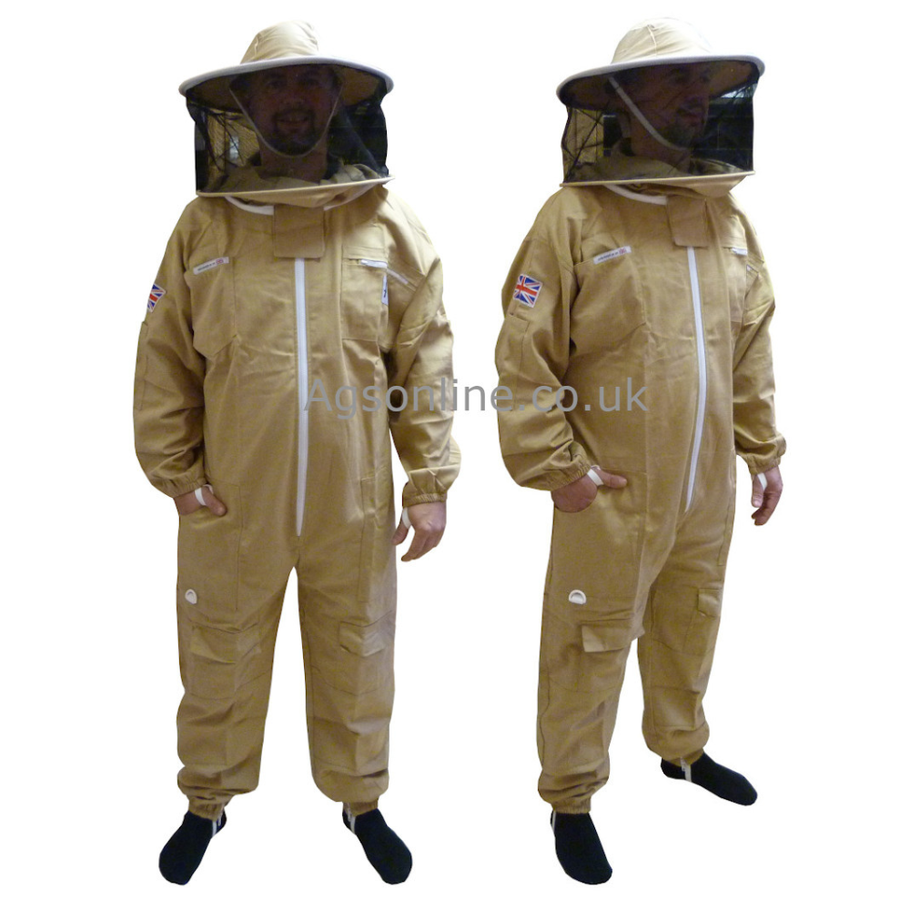 Dos modelos wearing Oliva algodón traje de apicultor con careta redonda, front view