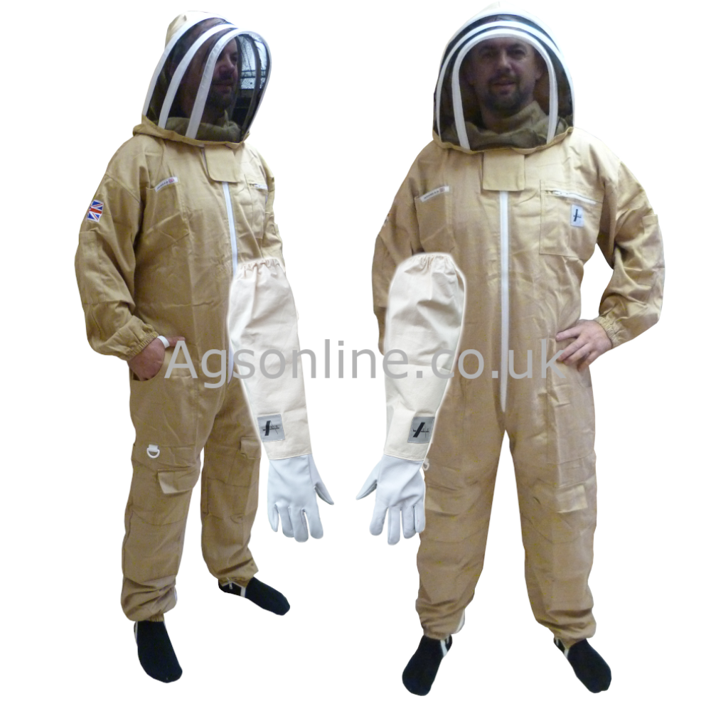 Dos modelos wearing Oliva algodón traje de apicultor con careta tipo esgrima, one holding Guantes de apicultor de cuero