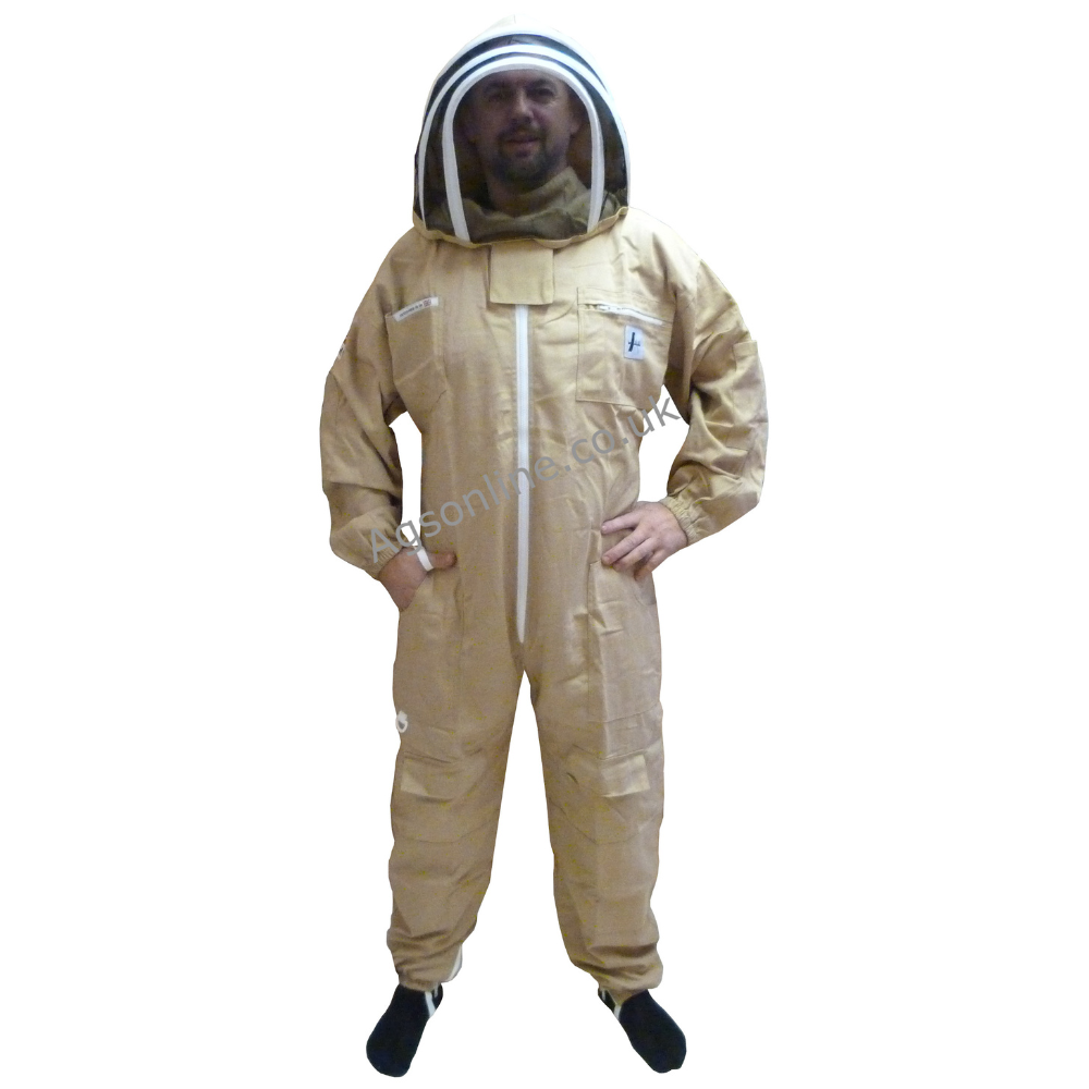 Vista frontal de Oliva algodón traje de apicultor con careta tipo esgrima, hands on hips
