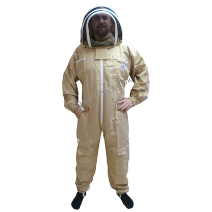 Vista frontal de Oliva algodón traje de apicultor con careta tipo esgrima, hands on hips