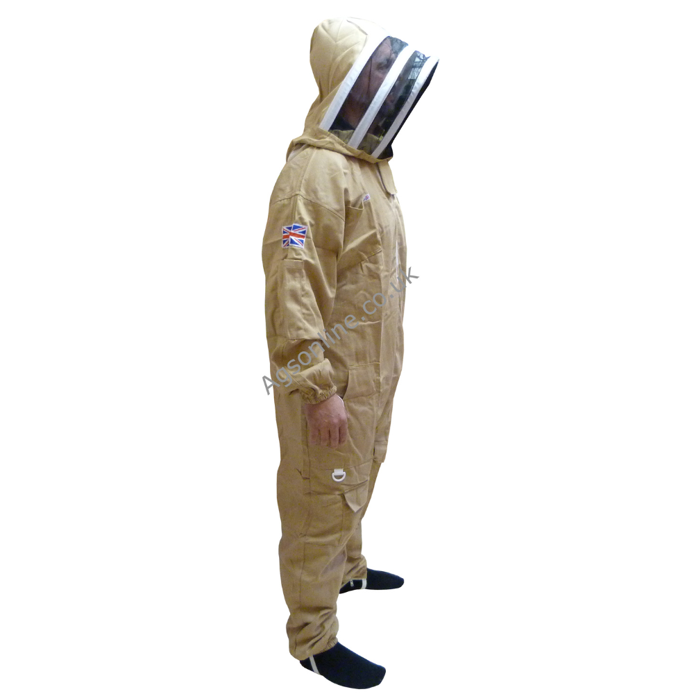 Vista lateral de modelo con Oliva algodón traje de apicultor con careta tipo esgrima
