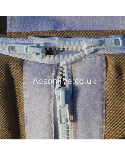Primer plano de heavy-duty double zip on Oliva algodón traje de apicultor