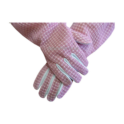 Hands wearing Rosa ventilado Guantes de apicultura, back of hand view