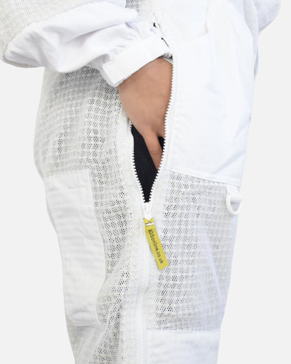 Hand in zipped side pocket of Blanco PRO ventilado Traje de apicultor