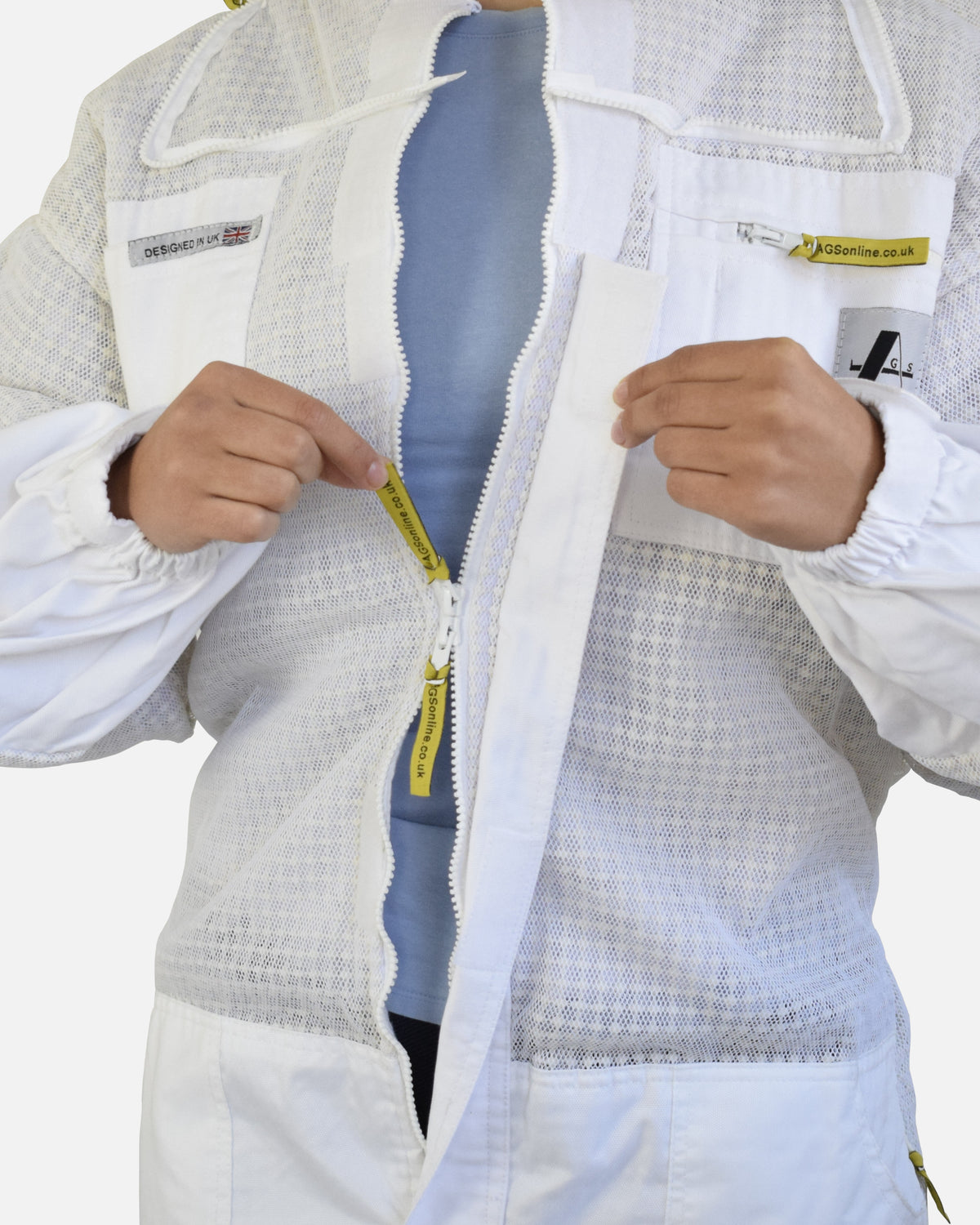 Opening the front zip with Amarillo pull tabs on Blanco PRO ventilado Traje de apicultor