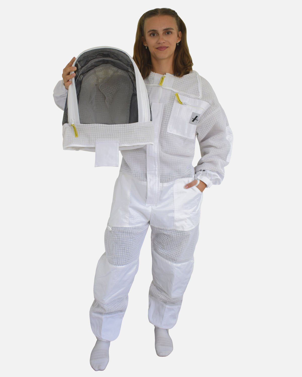 Woman in Blanco PRO 3 capas ventilado Traje de apicultor holding detached velo fencing