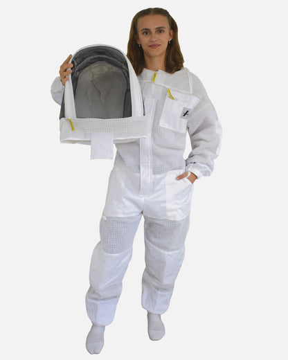 Woman in Blanco PRO 3 capas ventilado Traje de apicultor holding detached velo fencing