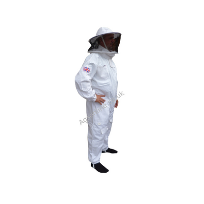Vista a tre quarti di Bianca cotone tuta da apicoltore con maschera rotonda