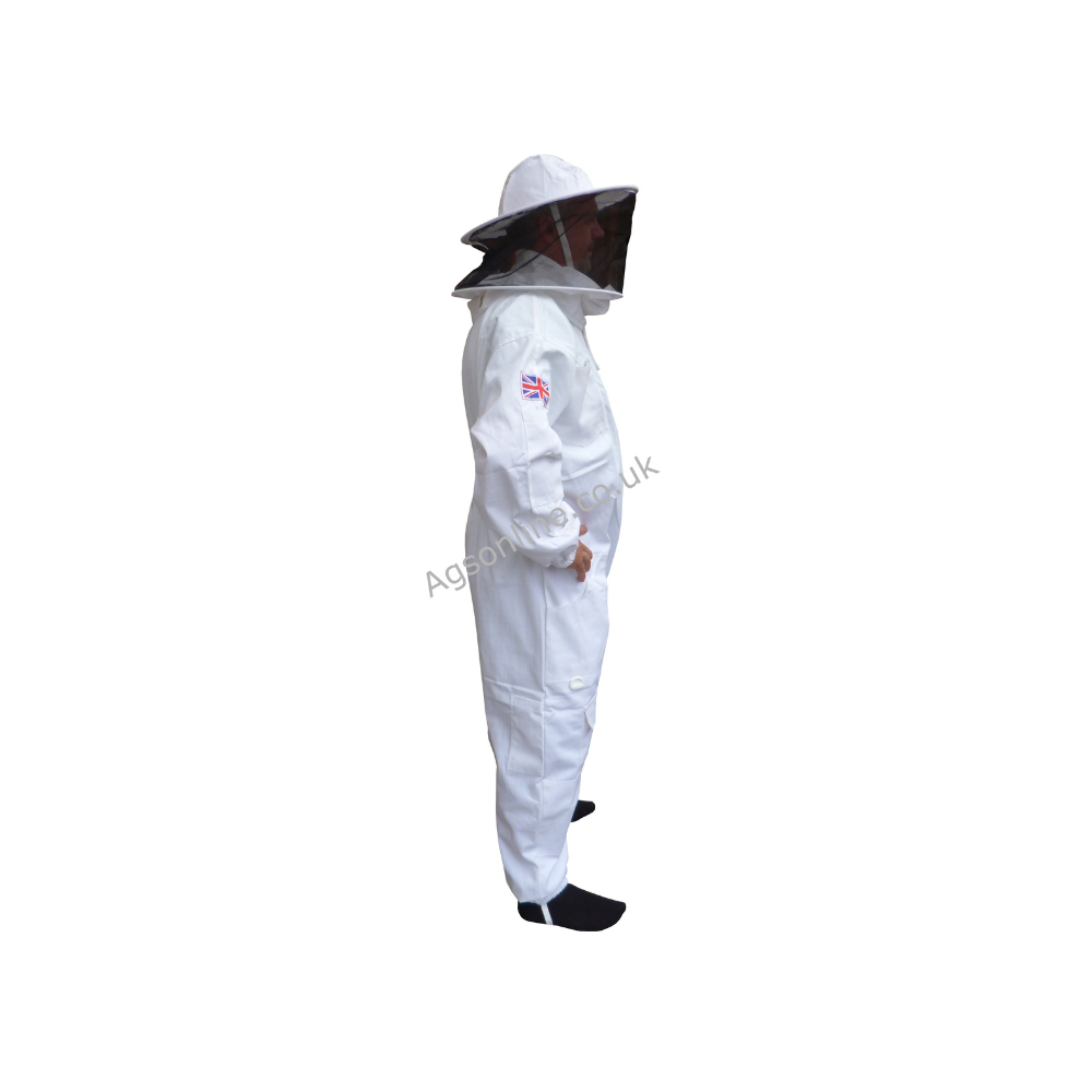 Vue de côté de mannequin en Blanche coton combinaison d'apiculteur avec voile rond