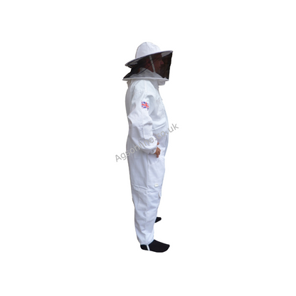 Vue de côté de mannequin en Blanche coton combinaison d'apiculteur avec voile rond