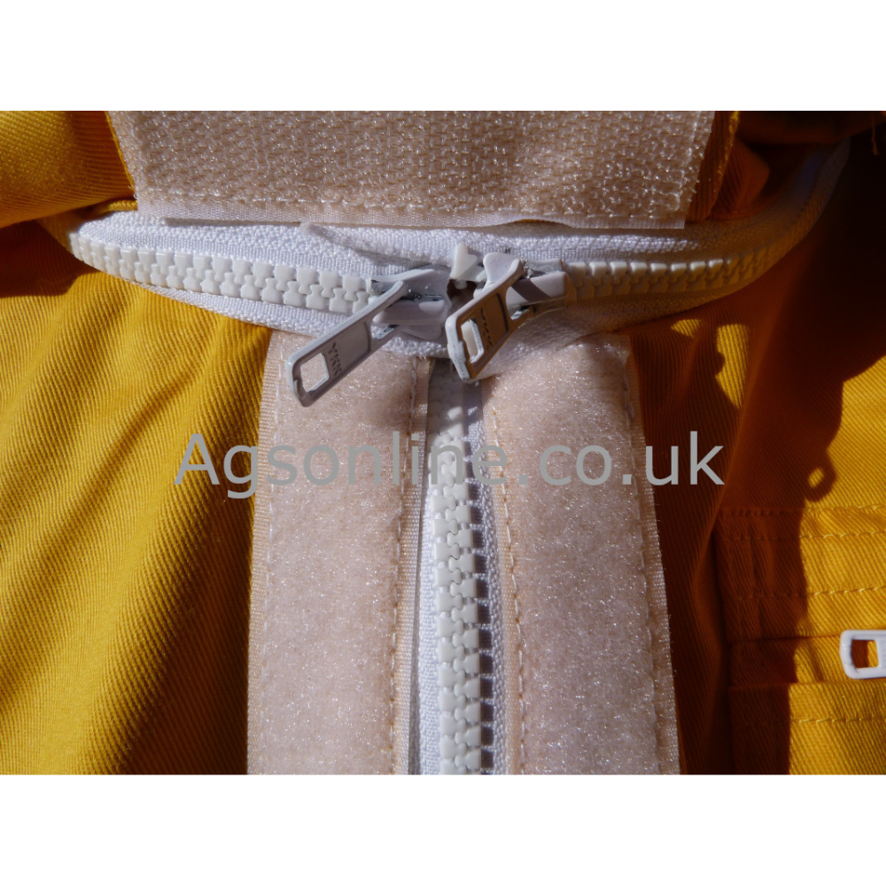 Primer plano de double zip and hook-and-loop flap on Amarillo algodón Traje de apicultor