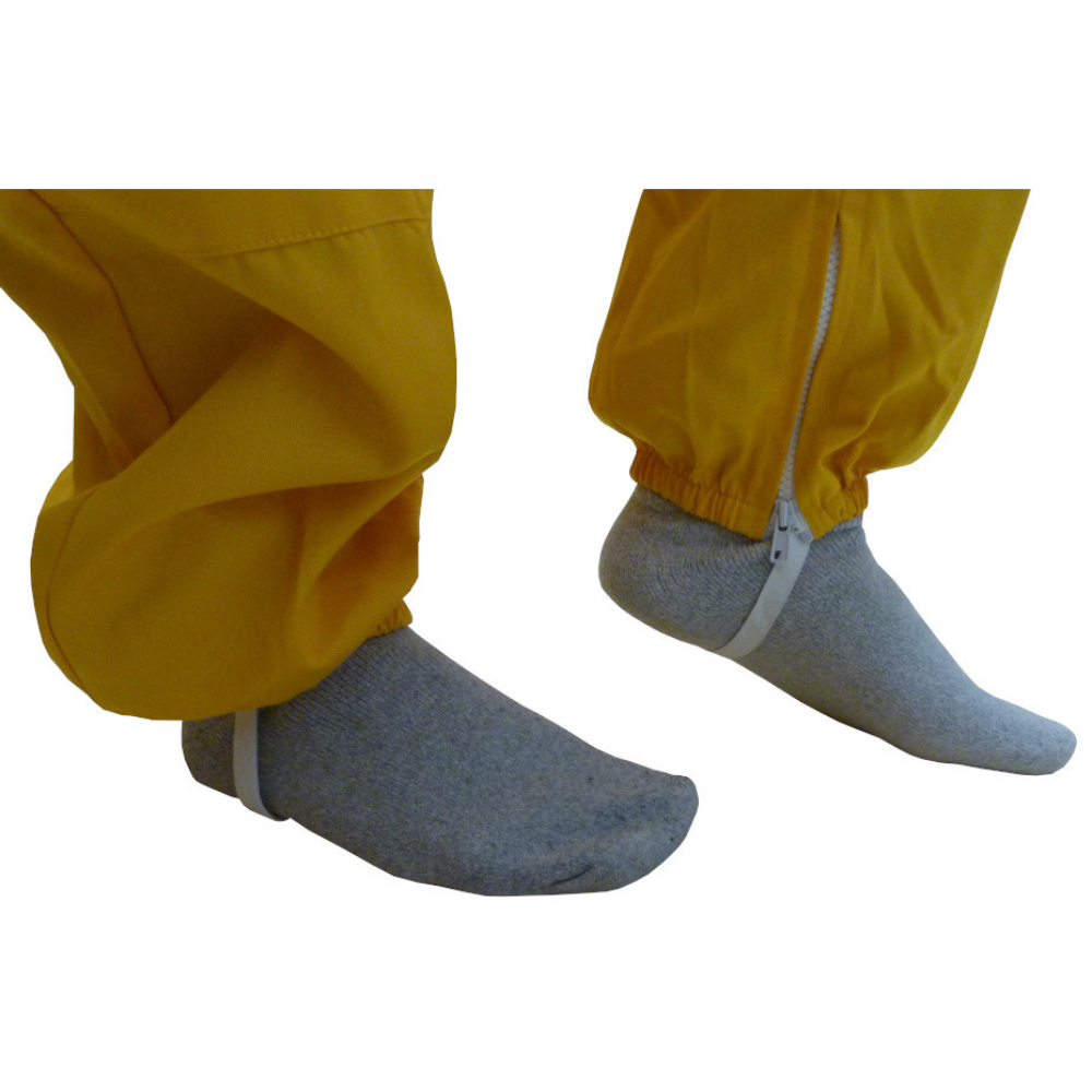 Ankle zips and foot loops on Amarillo algodón Traje de apicultor legs