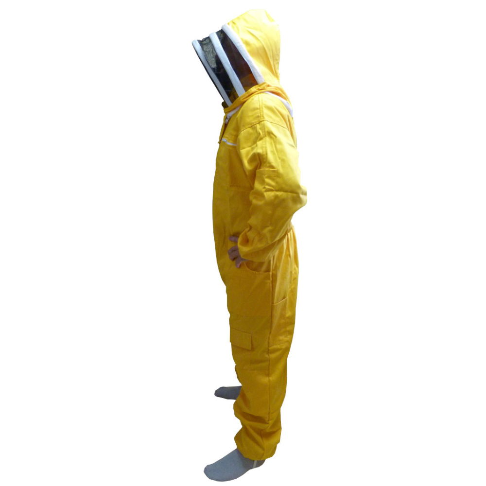 Vista lateral de modelo con Amarillo algodón Traje de apicultor con careta tipo esgrima