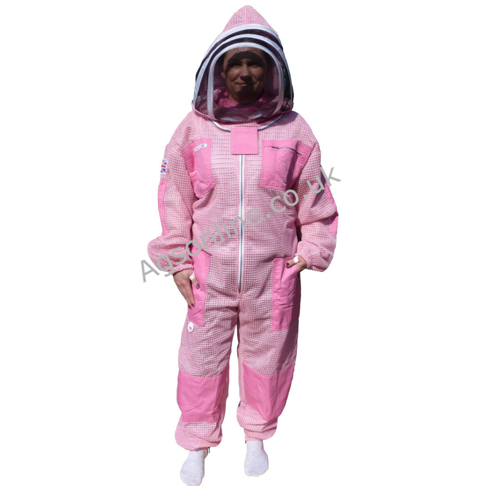 Model wearing Rosa de 3 capas  ventilado traje de apicultor con careta tipo esgrima, front view