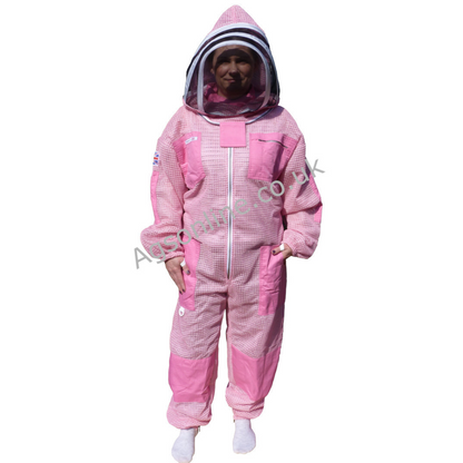 Model wearing Rosa de 3 capas  ventilado traje de apicultor con careta tipo esgrima, front view