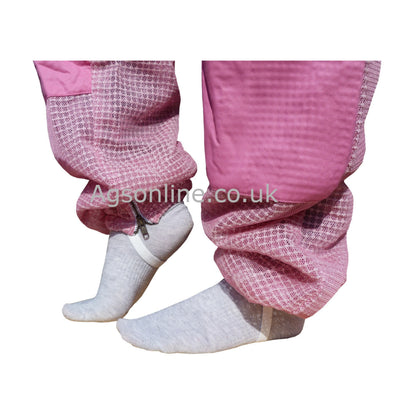 Ankle zips, elastic cuffs and foot loops on Rosa de 3 capas  traje de apicultor