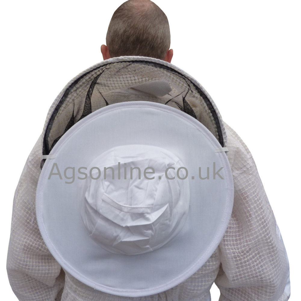 careta redonda folded back over shoulders of Blanco de 3 capas  traje de apicultor